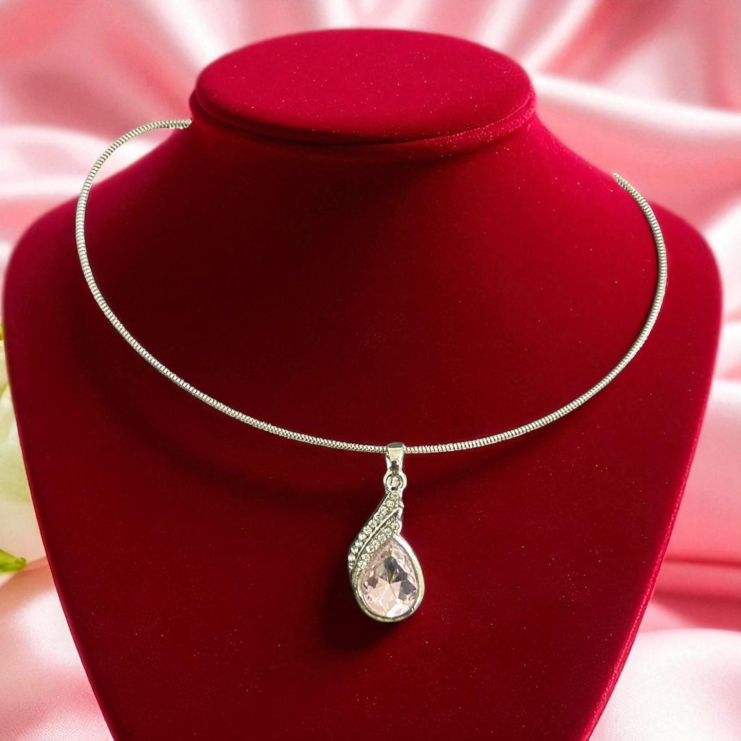 Elegant Silver Wire Chain Necklace with Luxury Paisley Pendant