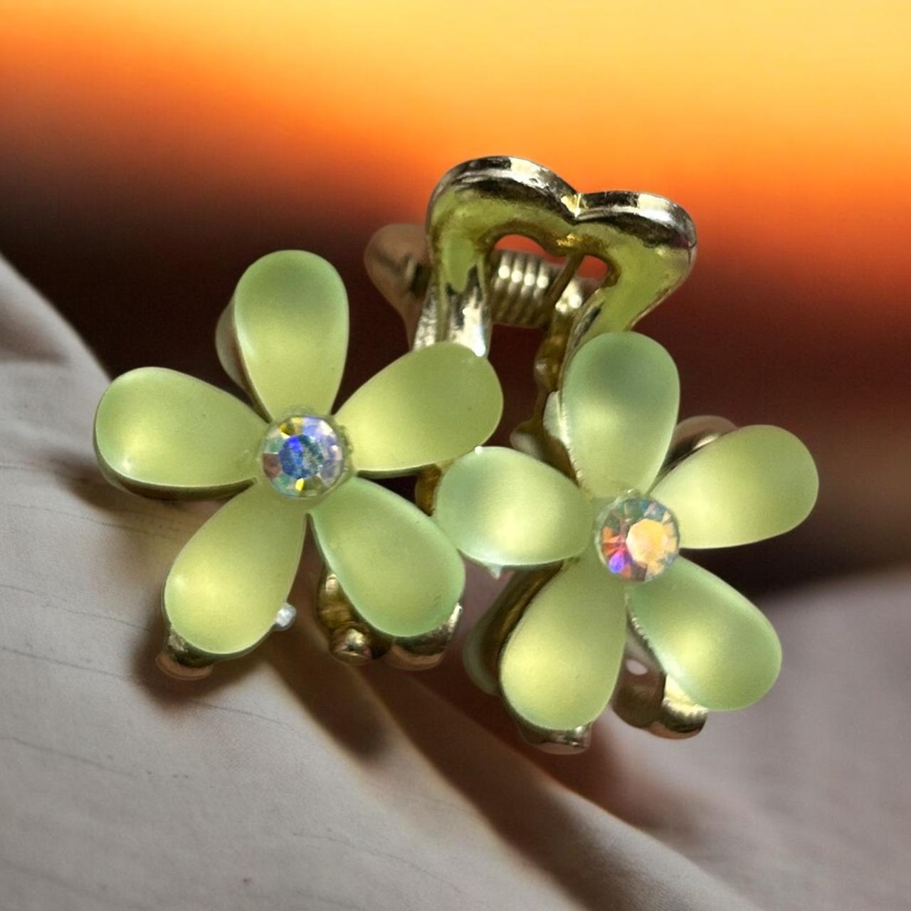 Daisy Flower Glossy Finish Hair Clips for Women - Type #1