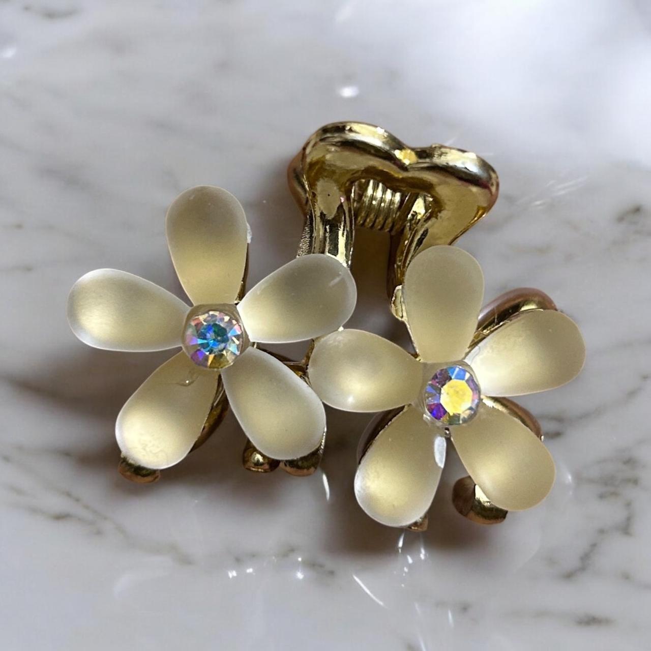 Daisy Flower Glossy Finish Hair Clips for Women - Type #1